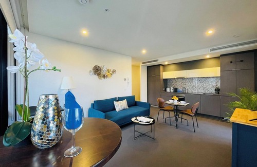 Southbank Apartment | City Hidden Gem - Delux 2B with Parking/Balcony/Pool/Sauna/Gym, Walk to Crown!