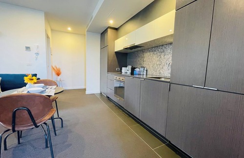 Southbank Apartment | City Hidden Gem - Delux 2B with Parking/Balcony/Pool/Sauna/Gym, Walk to Crown!