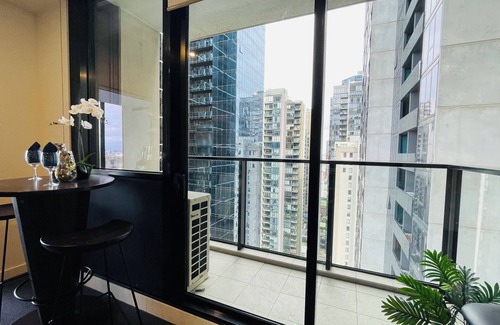 Southbank Apartment | City Hidden Gem - Delux 2B with Parking/Balcony/Pool/Sauna/Gym, Walk to Crown!