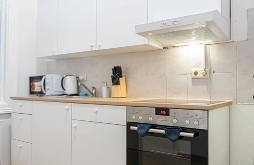 Neulerchenfeld Apartment | City-Linked 2BR Apartment Near Wiener Stadthalle