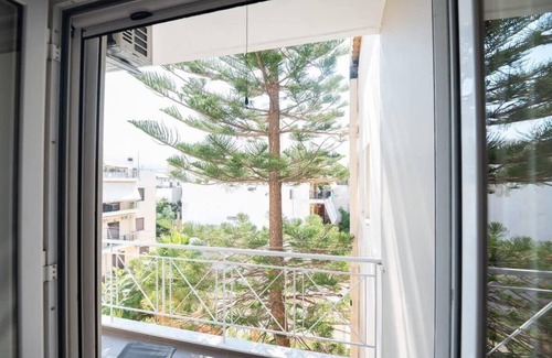 Kalamata House | City's Best-Kept Secret, Chic & Luxe Getaway