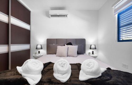 Sagrado Corazon Apartment | City-View Balcony One-Bedroom PH 4 Guests MM6