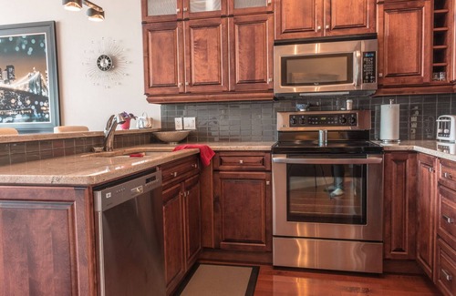 Queens Square Condo | CITY WATER FRONT CONDO & PURE SPA!