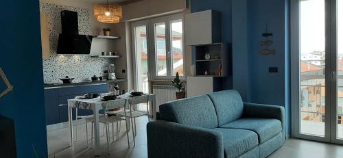Montesilvano Apartment | CIVICO 38. Vista mare, modernità e confort a soli 2 minuti a piedi dalla spiaggia.