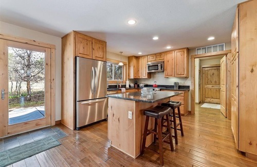 McCall House | *CJ's Lakeview Cabin HotTub Spotless! GameRoom Parking Stocked Kitchen*