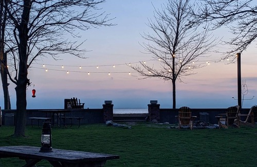 Leamington House | CJs Lakehouse is 1km to Point Pelee. Huge yard, firepit, pets welcome!