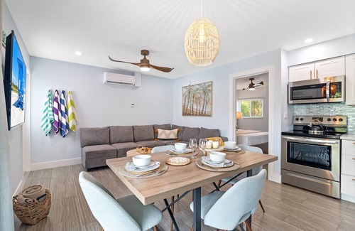 Siesta Key Village House | CJs - Pet Friendly, Located in Siesta Key Village, Steps to Siesta Key Beach!