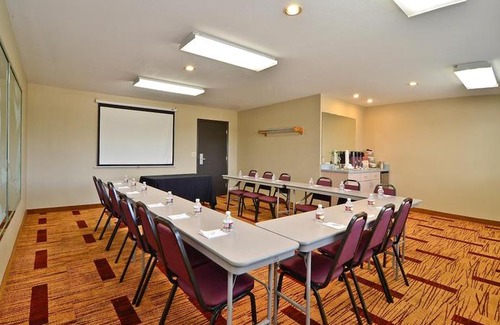 Clackamas Hotel | Clackamas Inn and Suites