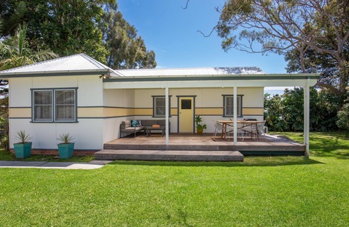 Currarong Cottage | Clara's Coastal Cottage - Pet Friendly - 1 Min Walk to Beach