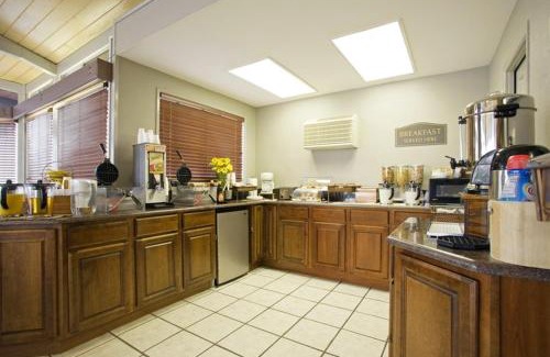 Mount Vernon Hotel | Clarion Pointe Mount Vernon - Burlington