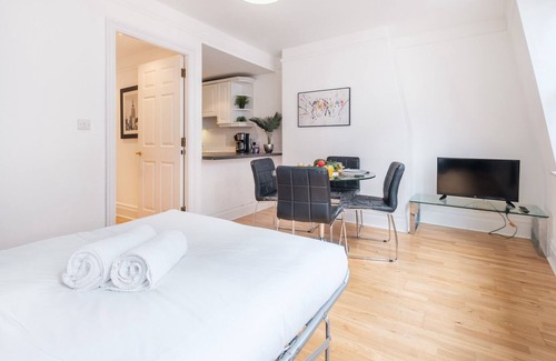 The City of London Apartment | Classic 1 Bedroom in the Heart of Holborn London