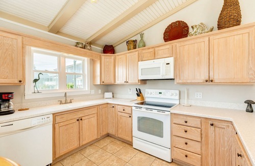 Galveston House | Classic 2nd Row Beachside Home w/Gulf Views, Outside Shower, Easy Beach Access