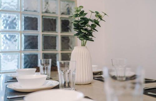 Wirral House | Classic 4 Bedroom House in Wirral with WiFi & Parking Sleeps 9 by PureStay