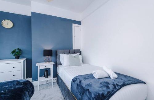 Wirral House | Classic 4 Bedroom House in Wirral with WiFi & Parking Sleeps 9 by PureStay