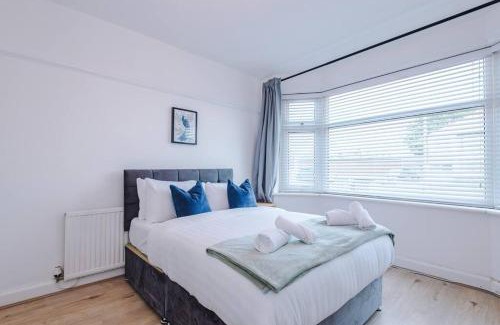 Wirral House | Classic 4 Bedroom House in Wirral with WiFi & Parking Sleeps 9 by PureStay