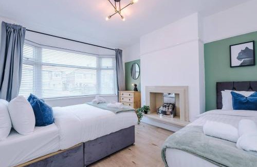 Wirral House | Classic 4 Bedroom House in Wirral with WiFi & Parking Sleeps 9 by PureStay