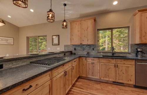 Tahoe Paradise House | Classic Arcade, Foosball, Telescope, Built in 2020, Spa + 10mins to Lake – Paradise Point