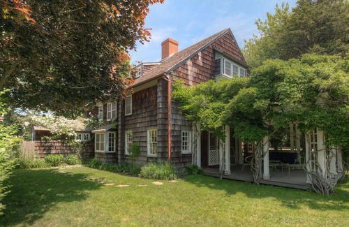 Sagaponack House | Classic Bridgehampton Farmhouse, ⅓ Mile to the Ocean in Sagaponack