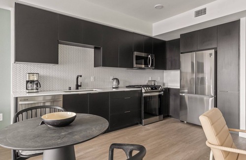Emeryville Apartment | Classic Emeryville 1BR w/Pool, Gym & W/D, walk to Safeway, by Blueground