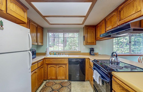 Shaver Lake House | Classic Family-Friendly Home - Prime Location & Expansive Deck with Grill