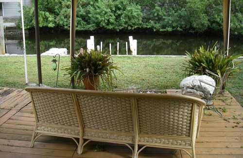 Ruskin House | Classic fishing cabin with free kayaks/boats!Close to beach! Dock your boat n/c!