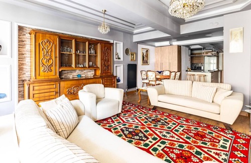 Uskudar Apartment | Classic Flat w Balcony 7 min to Capitol Mall