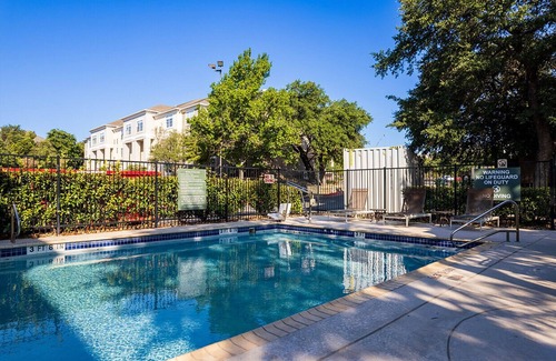 Gateway Apartment | Classic Gateway Studio w/Gym, Pool, nr Stadium, by Blueground