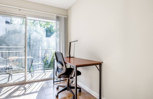 Atwater Village Apartment | Classic Glendale 1BR w/Gym, Pool, walkable location, by Blueground