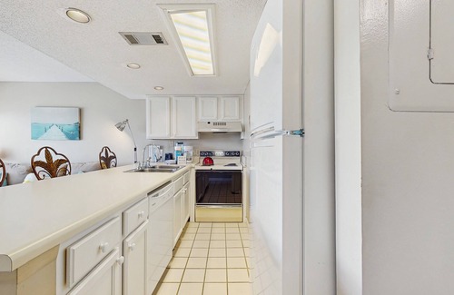 Fort Walton Beach - Destin Condo | Classic, ground-floor getaway w/a shared pool, free WiFi, & central A/C