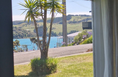 Raglan House | Classic Kiwi bach - Harbour View