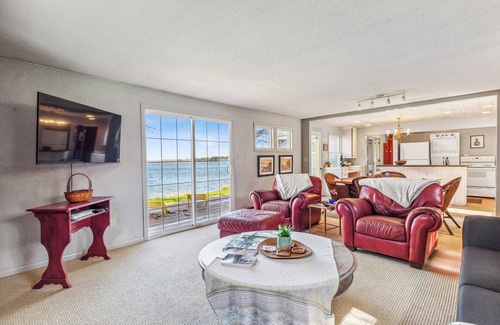 Detroit Lakes Cottage | Classic Lake Melissa Cottage, just steps away from the water on the South Bay!