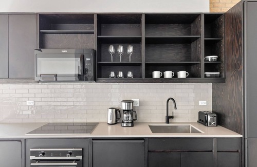 Sheffield Neighbors Apartment | Classic Lincoln Park 1BR w/ W/D, Gym & Roof, nr I-90, by Blueground
