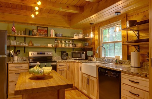 Weaverville Cabin | Classic log cabin 20 minutes to downtown Asheville/hot tub/fire pit/game room