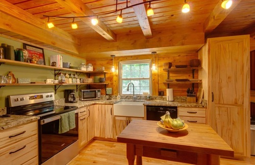 Weaverville Cabin | Classic log cabin 20 minutes to downtown Asheville/hot tub/fire pit/game room
