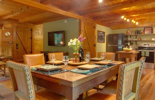 Weaverville Cabin | Classic log cabin 20 minutes to downtown Asheville/hot tub/fire pit/game room
