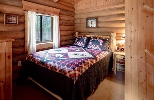 Bigfork Cabin | Classic log cabin with firepit - near Bigfork, Flathead Lake & Glacier