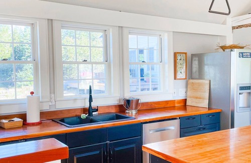 Martinsville House | Classic Maine country home with private hot tub, ocean view & fast WiFi