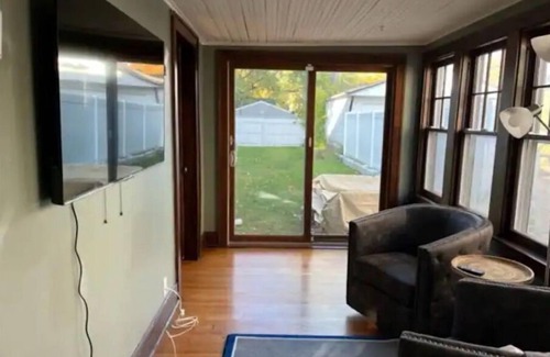 Harters Heights House | Classic Notre Dame House .7 mi walk to Campus via Angela or Eddy St. Sleeps 14.