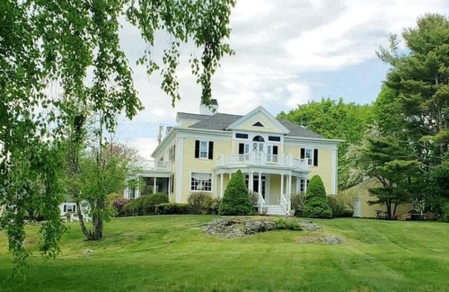 Cape Neddick House | Classic oceanview cottage
