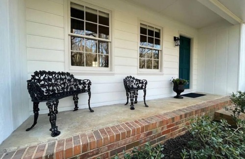 Covington House | Classic on Cherry- Private Home - 1.3m from Town square -Covington -Mystic Falls