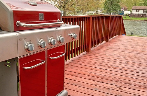 Harrison House | Classic on The Lake, Clean+Quiet, Private Dock, Full kitchen, WIFI+ROKU, Laundry