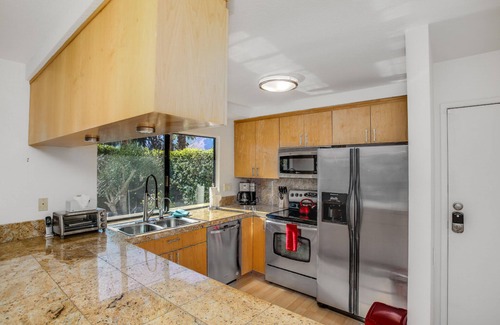 Sunrise Vista Chino Condo | Classic Palm Springs condo,private patio,mountain view,3 pools,tennis,pickleball