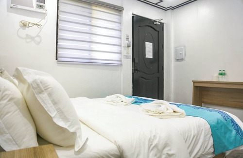 Coron Town Proper Hotel | Classic Queen Room in Coron with Breakfast and Pool