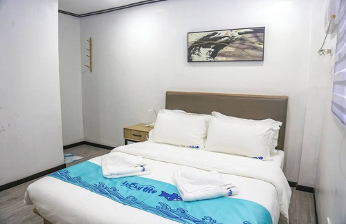 Coron Town Proper Hotel | Classic Queen Room in Coron with Breakfast and Pool