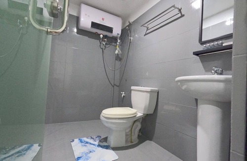Coron Town Proper Hotel | Classic Queen Room in Coron with Breakfast and Pool