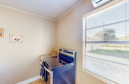 Aransas Pass House | Classic, single-level home with large yard & washer/dryer - a mile from the bay