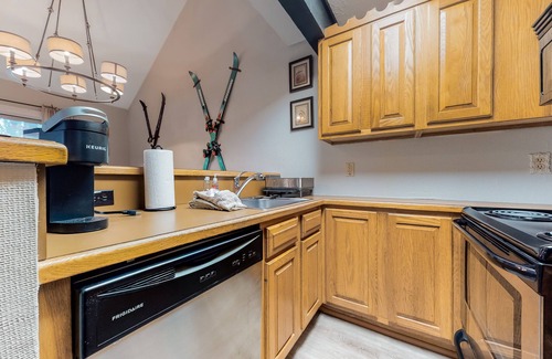 White Haven House | Classic ski-in/out townhouse & loft with deck, gas grill, and private W/D