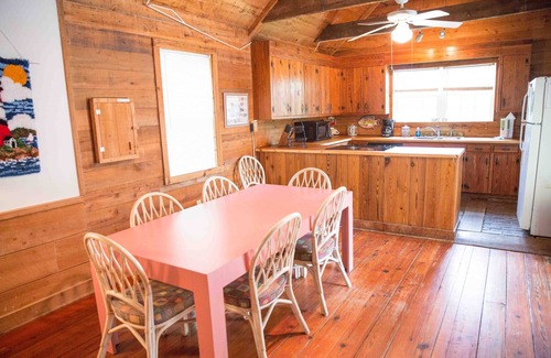 Sullivan's Island House | Classic Style Sullivan's Island house - Very Charming! 1 block to beach & walk to fabulous dining!