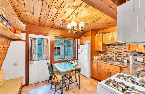 Serene Lakes House | Classic Tahoe Charm – 3 Ski Resorts Within 5 Miles
