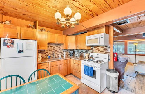 Serene Lakes House | Classic Tahoe Charm – 3 Ski Resorts Within 5 Miles